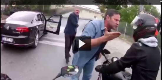 هذا ما سيحصل لك عندما تفكر في التحرش بحرس رجب طيب أردوغان “فيديو” هذا ما سيحصل لك عندما تفكر في التحرش بحرس رجب طيب أردوغان “فيديو”