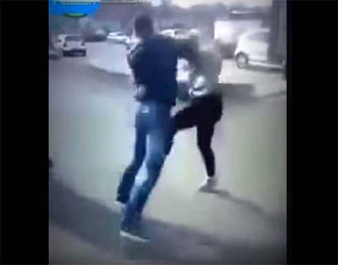 ضبط شاب مصري لضربه فتاة وسط الشارع بالفيوم ضبط شاب مصري لضربه فتاة وسط الشارع بالفيوم