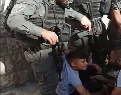 شرطة الاحتلال تدهس طفلا مقدسيًّا رفع العلم الفلسطينيّ على درّاجته .. بالفيديو شرطة الاحتلال تدهس طفلا مقدسيًّا رفع العلم الفلسطينيّ على درّاجته .. بالفيديو