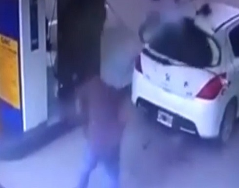 الأرجنتين : انفجار في محطة وقود يفضح مهرب مخدرات (فيديو) الأرجنتين : انفجار في محطة وقود يفضح مهرب مخدرات (فيديو)