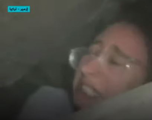 شاهد : انقاذ مسنة وطفلة تحت ركام زلزال ازمير شاهد : انقاذ مسنة وطفلة تحت ركام زلزال ازمير