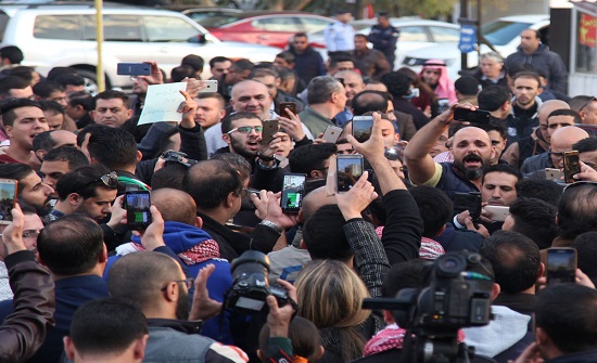وقفة مسائية في عمان لتحسين الأوضاع الإقتصادية وقفة مسائية في عمان لتحسين الأوضاع الإقتصادية