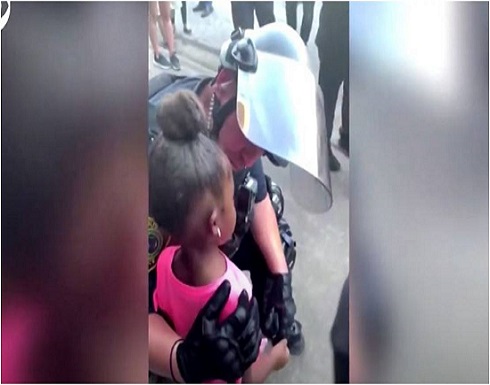 شاهد: رد فعل شرطي أمريكي توسلت له طفلة بألا يطلق النار عليها شاهد: رد فعل شرطي أمريكي توسلت له طفلة بألا يطلق النار عليها