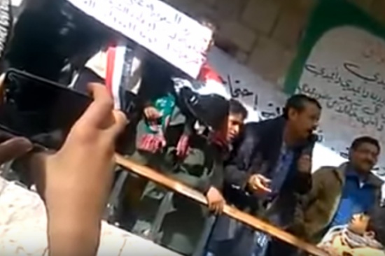 شاهد.. «حوثي» يكسر ميكروفون مدرسة في ذمار بعد رفض الطلاب ترديد هتافات خلفه