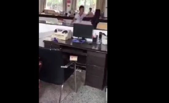 شاب يلقن حبيبته علقة ساخنة (فيديو) شاب يلقن حبيبته علقة ساخنة (فيديو)