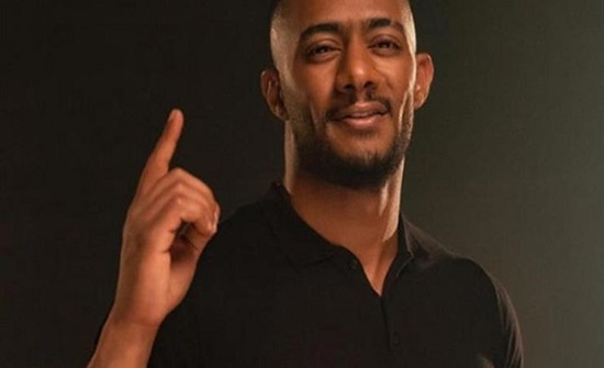 في صورة صادمة .. محمد رمضان يضع رأسه بين تمساحين !! في صورة صادمة .. محمد رمضان يضع رأسه بين تمساحين !!