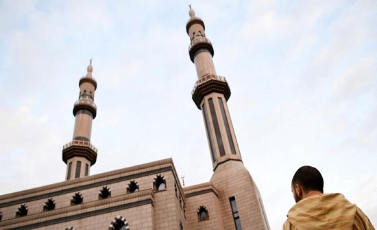 حفلة شواء للحم الخنزير في محيط مسجد برمضان حفلة شواء للحم الخنزير في محيط مسجد برمضان