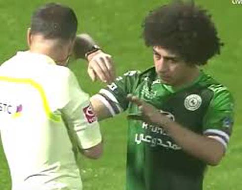 شاهد بالفيديو .. لاعب مصري بالسعودية يرمي زجاجة بوجه الحكم! شاهد بالفيديو .. لاعب مصري بالسعودية يرمي زجاجة بوجه الحكم!