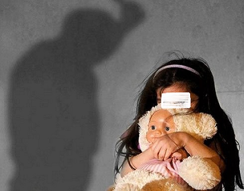 عذّب طفلته لشهرين ثم قتلها ووثّق فعلته.. والسبب؟ عذّب طفلته لشهرين ثم قتلها ووثّق فعلته.. والسبب؟