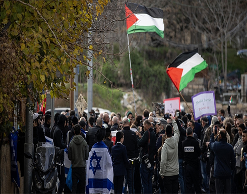 نشطاء إسرائيليون يشاركون في رفع العلم الفلسطيني بالقدس نشطاء إسرائيليون يشاركون في رفع العلم الفلسطيني بالقدس