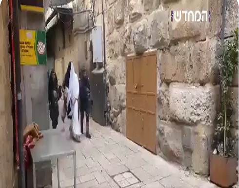 شاهد : القبض على مستوطن حاول دخول المسجد الأقصى بلباس نسائي شاهد : القبض على مستوطن حاول دخول المسجد الأقصى بلباس نسائي
