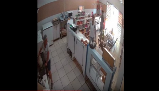 شاهد بالفيديو ماذا فعلت امرأة لإنقاذ متجر من السرقة شاهد بالفيديو ماذا فعلت امرأة لإنقاذ متجر من السرقة