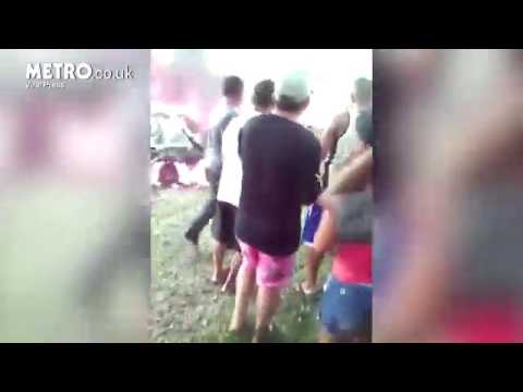 أهالي قرية غاضبون يسحلون سيدة قتلت طفلا ويحرقونها حيه “شاهد” أهالي قرية غاضبون يسحلون سيدة قتلت طفلا ويحرقونها حيه “شاهد”