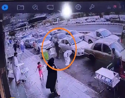 شاهد: مواطن يطلق النار على آخر أمام سوق الجوالات بالسعودية شاهد: مواطن يطلق النار على آخر أمام سوق الجوالات بالسعودية