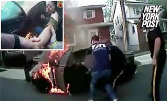 لحظة إنقاذ رجل احتجز داخل سيارته المشتعلة (فيديو) لحظة إنقاذ رجل احتجز داخل سيارته المشتعلة (فيديو)