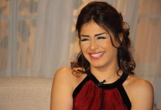 شاهد.. منة فضالي تعترف: أنا مطلقة بعد خلافات شديدة.. وما فعله والدي مع والدتي أصابني بعقدة شاهد.. منة فضالي تعترف: أنا مطلقة بعد خلافات شديدة.. وما فعله والدي مع والدتي أصابني بعقدة