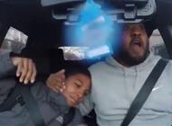 بالفيديو: هل هذا أطرف أب ينقل أطفاله إلى المدرسة؟