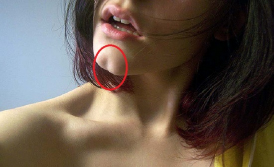 اذا كان لديك غمازة على ذقنك ...فأنت مميز