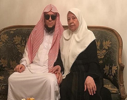 الستينية أم حاتم ترافق ابنها الضَّرير 48 شهرًا حتى نيل درجة الماجستير الستينية أم حاتم ترافق ابنها الضَّرير 48 شهرًا حتى نيل درجة الماجستير