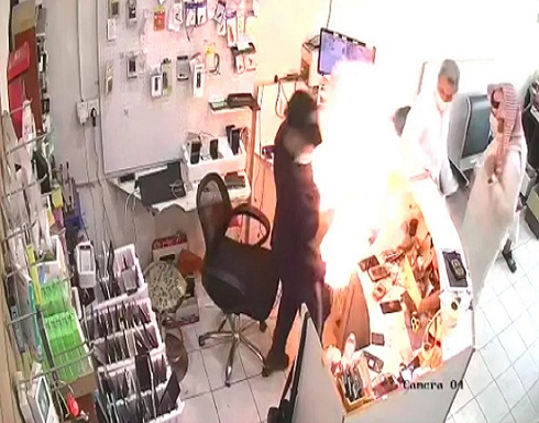 كاميرا وثقت الحادث.. انفجار بطارية في وجه صاحب محل هواتف (فيديو) كاميرا وثقت الحادث.. انفجار بطارية في وجه صاحب محل هواتف (فيديو)