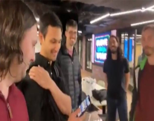 موظفو تويتر يوثقون آخر لحظاتهم داخل الشركة بعد طردهم .. بالفيديو موظفو تويتر يوثقون آخر لحظاتهم داخل الشركة بعد طردهم .. بالفيديو
