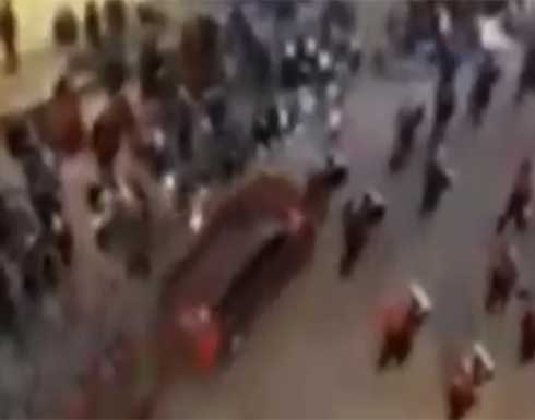 شاهد : لحظة دهس سيارة عددا من المحتفلين بعيد الميلاد بويسكونسن الأمريكية شاهد : لحظة دهس سيارة عددا من المحتفلين بعيد الميلاد بويسكونسن الأمريكية