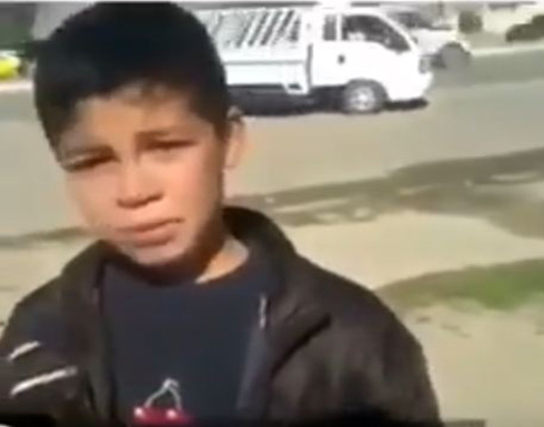 بالفيديو: ضابط عراقي يطلب من «طفل سُنّي» الحلف بـ«علي» فكان هذا رده