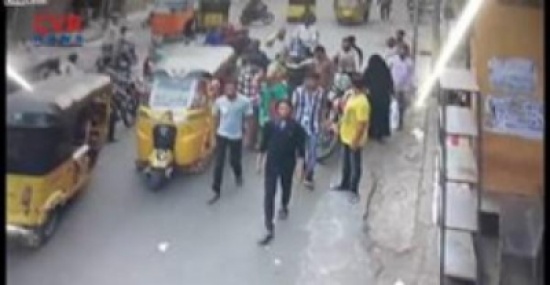 بالفيديو.. رجل يحطم «توك توك» أطاح بزوجته بالفيديو.. رجل يحطم «توك توك» أطاح بزوجته