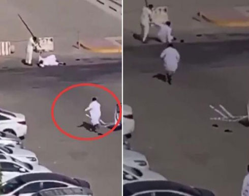 بالفيديو : مضاربة عنيفة بالعصا بين شخصين بـ”الأحساء” ..أحدهما يسقط الآخر على الأرض وتدخل من الخارج ينهي الموقف ! بالفيديو : مضاربة عنيفة بالعصا بين شخصين بـ”الأحساء” ..أحدهما يسقط الآخر على الأرض وتدخل من الخارج ينهي الموقف !