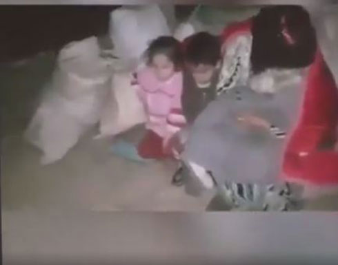شاهد : ضابط تركي يبكي عند رؤيته عائلات سورية تنام في العراء هربا من الحرب شاهد : ضابط تركي يبكي عند رؤيته عائلات سورية تنام في العراء هربا من الحرب