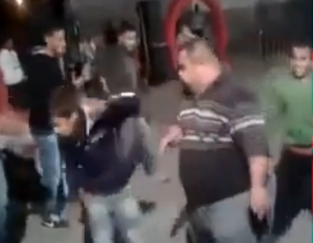 بالفيديو.. ماذا فعل شاب منغولي بطفل حاول الرقص بجانبه؟