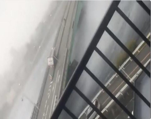 شاهد.. انقلاب شاحنة ثقيلة بسبب أقوى إعصار تشهده اليابان شاهد.. انقلاب شاحنة ثقيلة بسبب أقوى إعصار تشهده اليابان