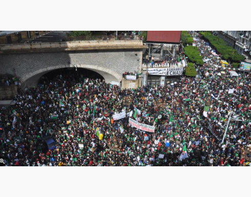 الجزائر.. حراك الشارع يكسر صمت الجمعة ويفجر مشاعر الوطنية الجزائر.. حراك الشارع يكسر صمت الجمعة ويفجر مشاعر الوطنية