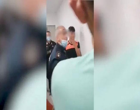 بالفيديو : شرطي ايطالي يجبر مهاجرين تونسيين على صفع بعضهم البعض..للمتعة! بالفيديو : شرطي ايطالي يجبر مهاجرين تونسيين على صفع بعضهم البعض..للمتعة!
