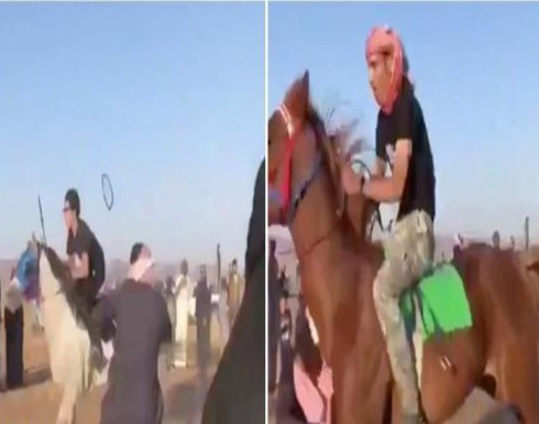شاهد : حصان مسرع يصطدم بـ”شاب” بعد نزوله إلى ميدان سباق الخيل بـ”حائل” شاهد : حصان مسرع يصطدم بـ”شاب” بعد نزوله إلى ميدان سباق الخيل بـ”حائل”
