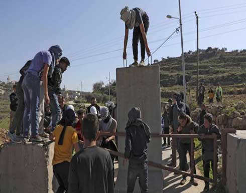 الجيش الإسرائيلي يعيد إغلاق قرية فلسطينية بالضفة الغربية الجيش الإسرائيلي يعيد إغلاق قرية فلسطينية بالضفة الغربية