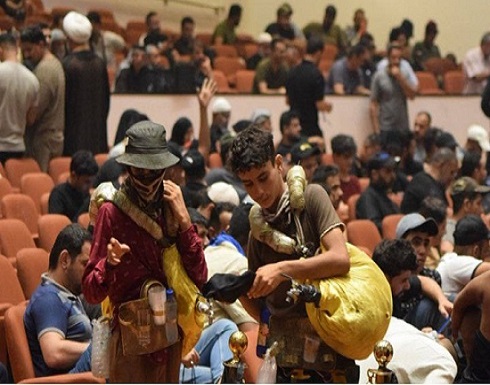 باعة جائلون داخل البرلمان العراقي.. ووزير الصدر يعلق (شاهد) باعة جائلون داخل البرلمان العراقي.. ووزير الصدر يعلق (شاهد)