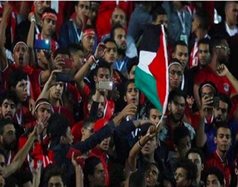 بالفيديو :  اعتقل الأمن المصري مشجعا رفع علم فلسطين خلال مباراة مصر وجنوب أفريقيا