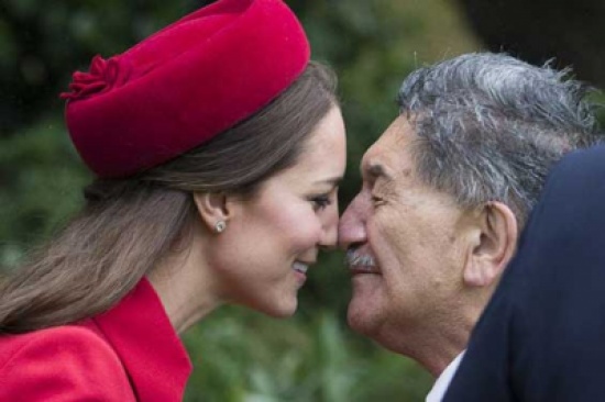 بالصور : أغرب طرق التحية حول العالم