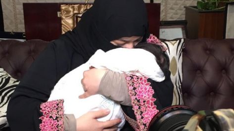 بالفيديو: والدة الطفلة المعنفة تحتضن ابنتها بعد غياب بالفيديو: والدة الطفلة المعنفة تحتضن ابنتها بعد غياب