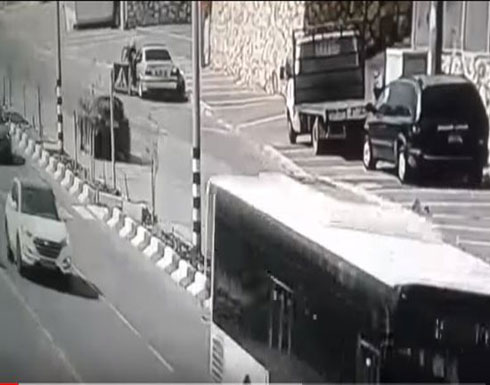 لحظة دهس سيارة فتاة تحاول عبور الطريق (فيديو) لحظة دهس سيارة فتاة تحاول عبور الطريق (فيديو)