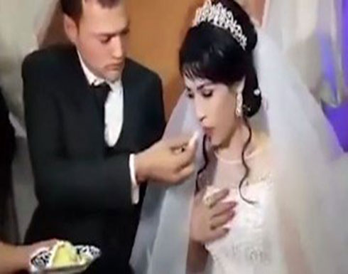 فيديو- داعبت زوجها في حفل الزفاف فتلقت منه "عقابا صاعقا"! فيديو- داعبت زوجها في حفل الزفاف فتلقت منه "عقابا صاعقا"!