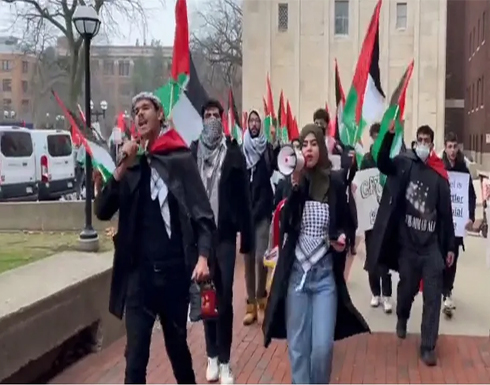تظاهرة بالأعلام الفلسطينية في وجه هاريس بجامعة أمريكية (فيديو) تظاهرة بالأعلام الفلسطينية في وجه هاريس بجامعة أمريكية (فيديو)
