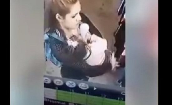 بالفيديو: أمٌّ تتجرّد من "أمومتها".. هذا ما فعلته بطفلتها! بالفيديو: أمٌّ تتجرّد من "أمومتها".. هذا ما فعلته بطفلتها!