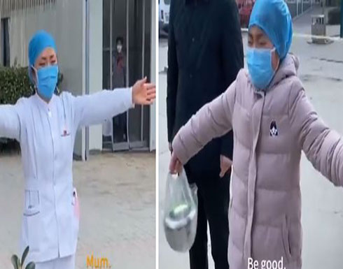 بالفيديو: مشهد مؤثر لممرضة صينية لا تستطيع لمس ابنتها وتمنحها عناقاً هوائياً بالفيديو: مشهد مؤثر لممرضة صينية لا تستطيع لمس ابنتها وتمنحها عناقاً هوائياً