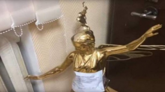 شاب يهدي حبيبته تمثالاً مسروقاً شاب يهدي حبيبته تمثالاً مسروقاً