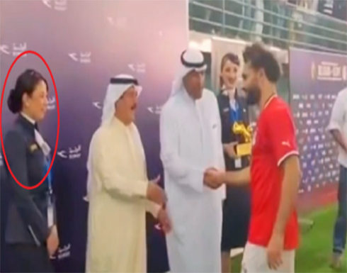 صلاح يضع مضيفة في موقف محرج في الكويت (فيديو) صلاح يضع مضيفة في موقف محرج في الكويت (فيديو)