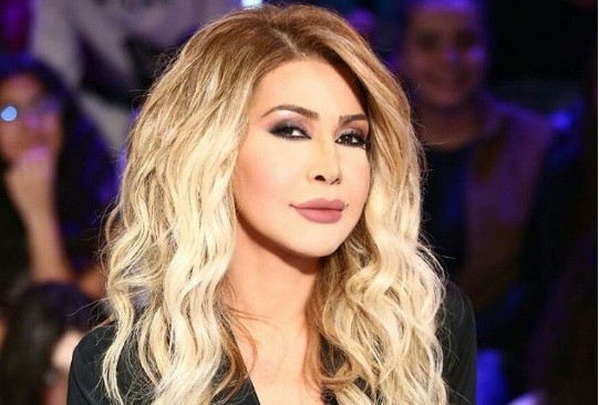 بالفيديو.. نوال الزغبي تشارك جمهورها كواليس تصوير “عم بحكي مع حالي” بالفيديو.. نوال الزغبي تشارك جمهورها كواليس تصوير “عم بحكي مع حالي”