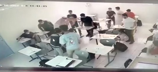 فيديو.. معلم ينقذ طالباً ابتلع قطعة بلاستيكية بمدرسة في السعودية فيديو.. معلم ينقذ طالباً ابتلع قطعة بلاستيكية بمدرسة في السعودية