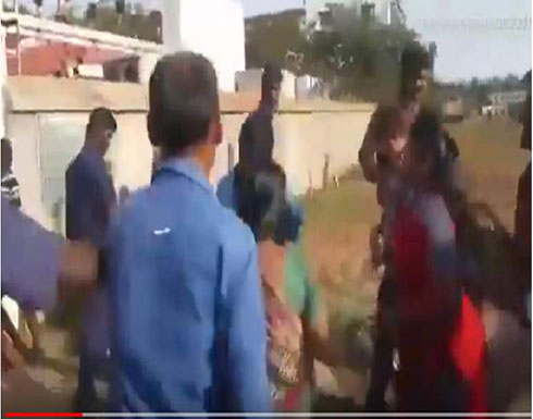 بالفيديو : اكتشفتا زواجه من ثالثة هندي بتعرض للضرب المبرح من زوجاته بالفيديو : اكتشفتا زواجه من ثالثة هندي بتعرض للضرب المبرح من زوجاته